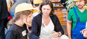 Frau Staatsministerin Ilse Aigner beim Baumeistertag im Kindergarten ihrer Kindheit