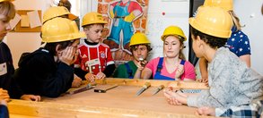 Baumeister gesucht! ... Und gefunden in Münchens Kindergarten die Igelfamilie