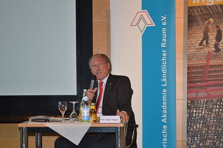 Prof. Dr.-Ing. Holger Magel, Präsident der Bayerischen Akademie Ländlicher Raum, moderierte die Veranstaltung